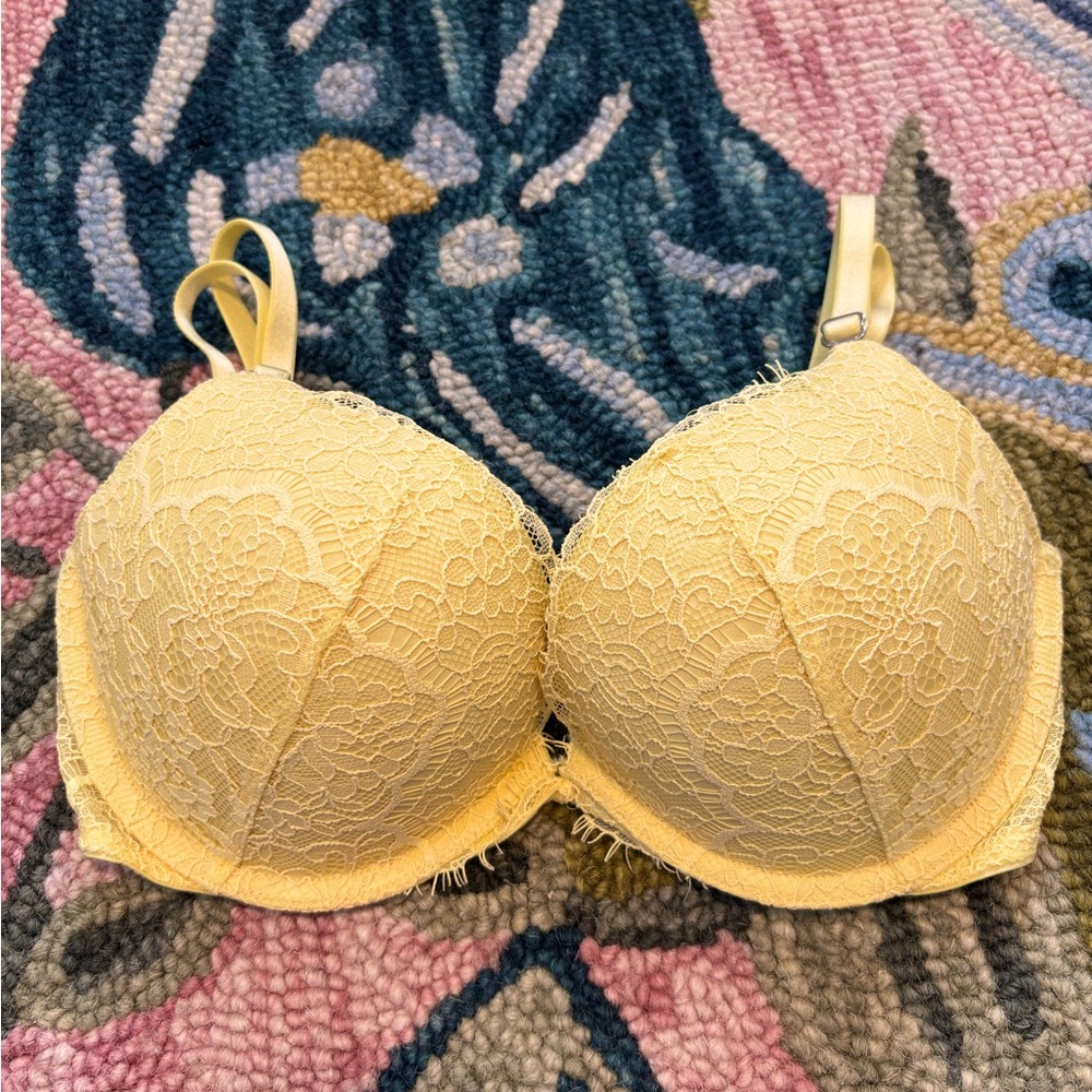 Victoria’s Secret 💛Very Sexy Yellow Lace Push-up Bra 32D